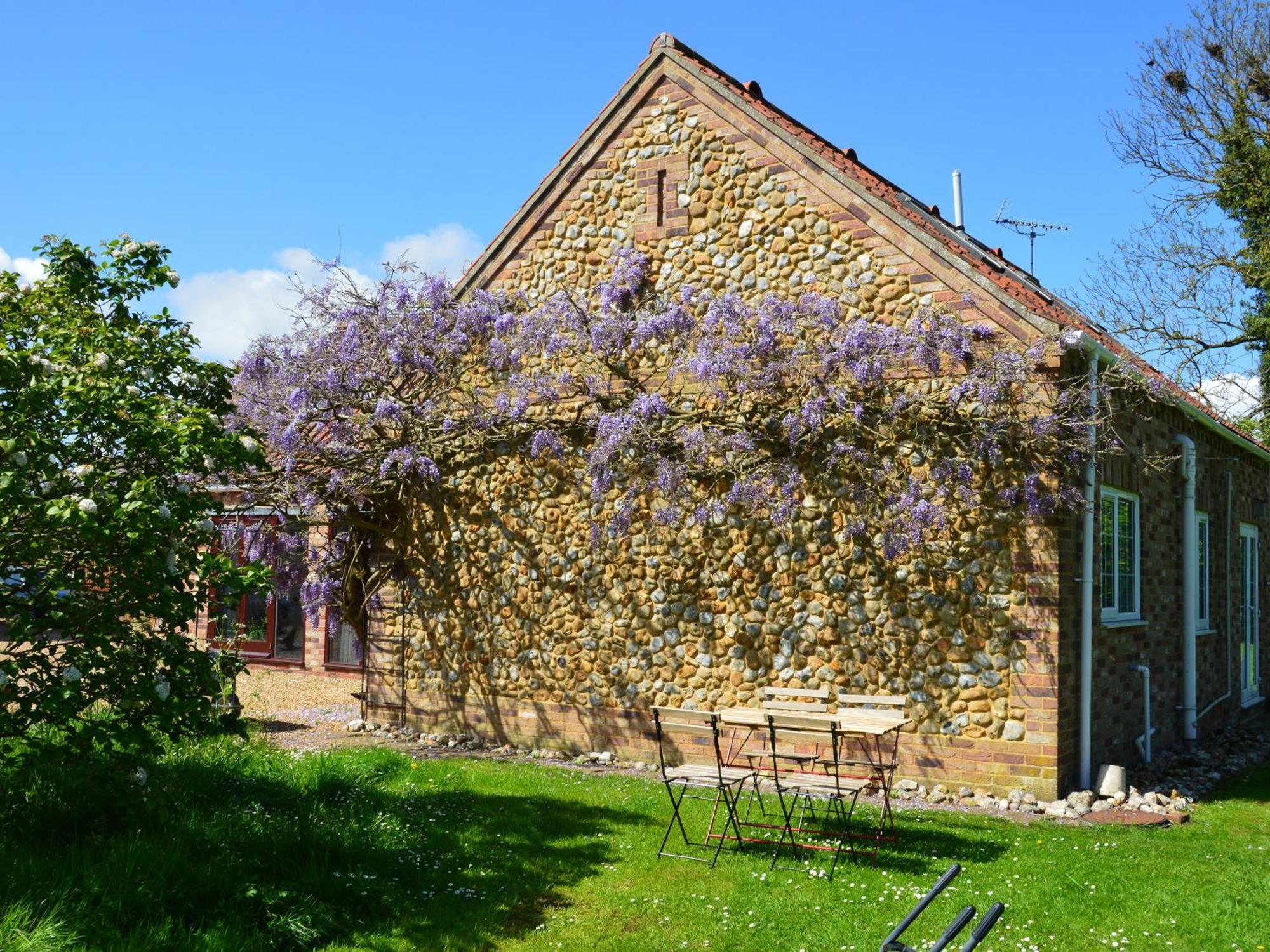 Holiday home Wisteria